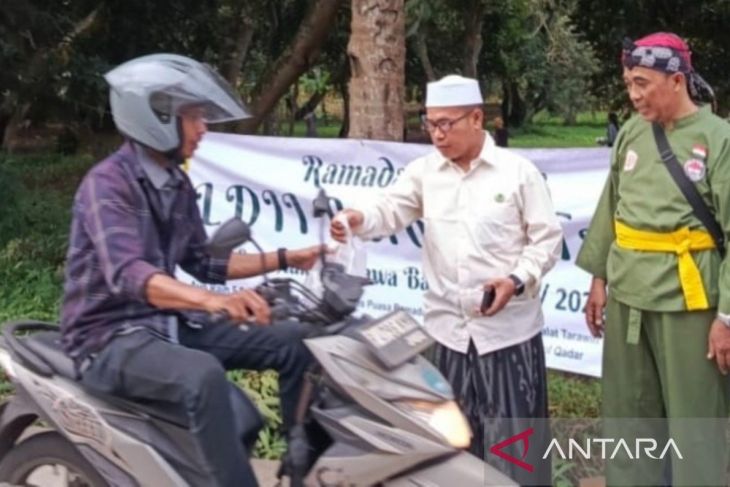 LDII dan MUI Cileungsi bagikan 400 paket takjil untuk warga
