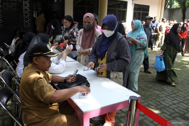 Antre sembako murah di Malang