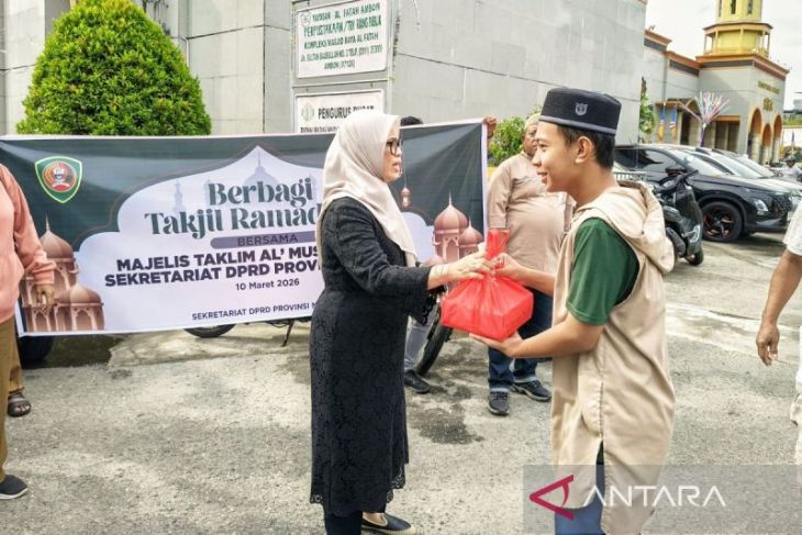 Sekretariat DPRD Maluku bagikan takjil tumbuhkan semangat kebersamaan