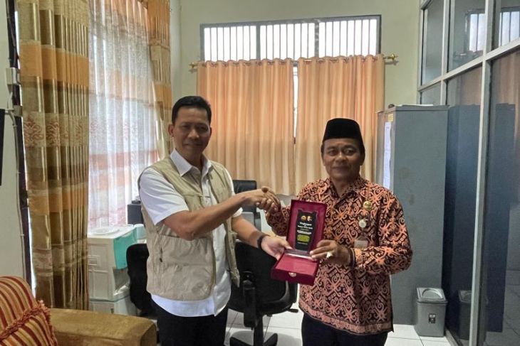 Mantan Plt Kadikpora Bangka raih penghargaan dari Densus 88