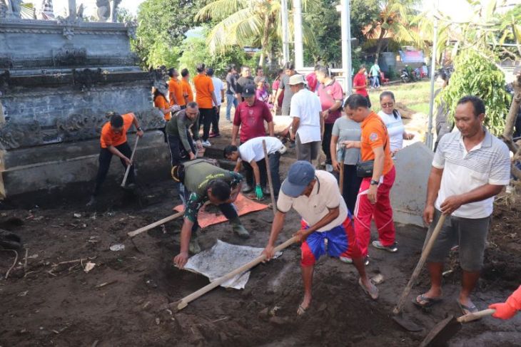 Pemkab Buleleng gerakkan warga bersihkan material banjir bandang