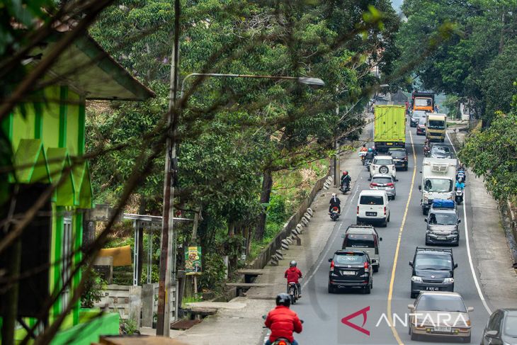Puluhan ribu kendaraan melintas di jalur Nagreg menuju Jawa Tengah, cek kondisi terbarunya!