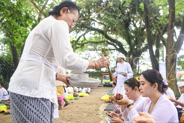 Umat Hindu Samarinda lakukan Upacara Melasti di Tepian Sungai Mahakam