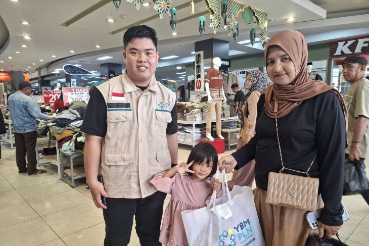YBM PLN Kalbar ajak 284 anak yatim dhuafa belanja baju lebaran