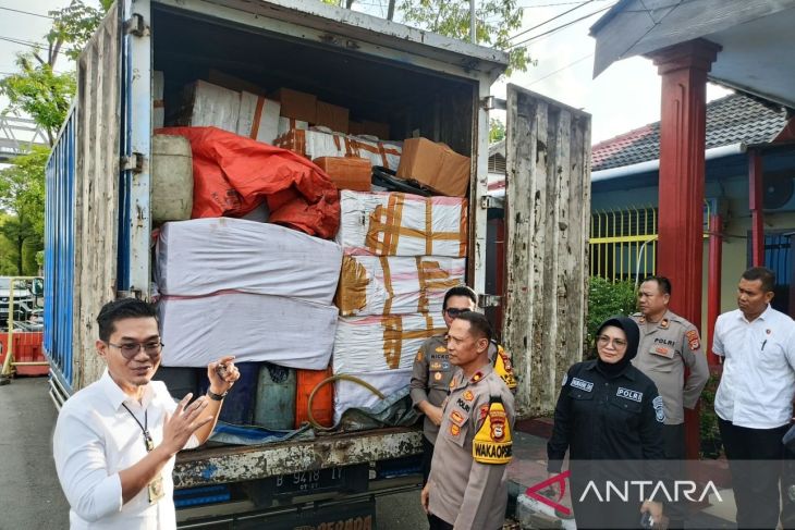 Puluhan ribu rokok ilegal disita di Pelabuhan Makassar