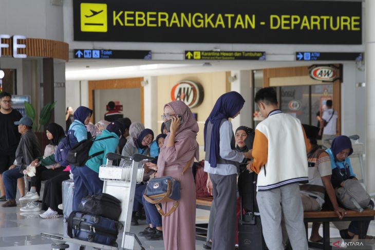 Arus mudik H-3 di Bandara Juanda