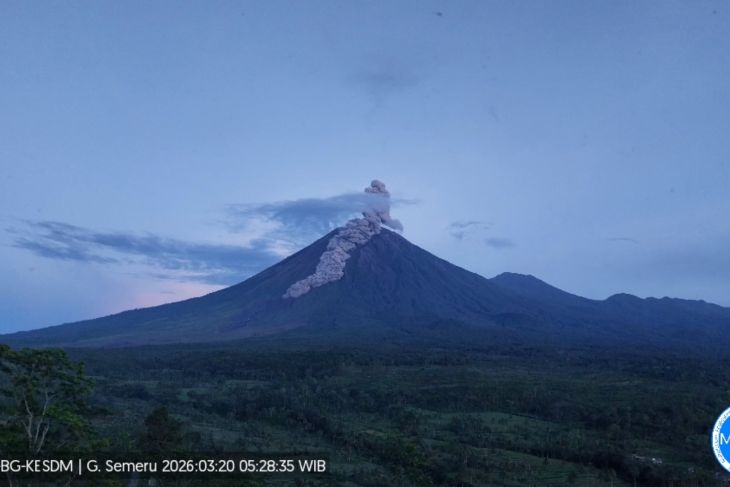 Semeru alami erupsi dua kali dengan tinggi letusan hingga 1.000 meter