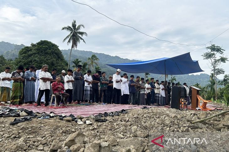 Warga Agam Shalat Idul Fitri usai masjid diterjang galodo