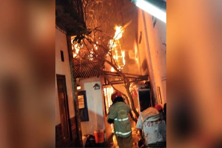 Satu rumah di kawasan Kampung Wisata Ketandan Surabaya terbakar