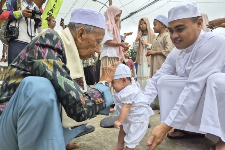 Ritual "Injak Bumi" tradisi masyarakat Melayu Jambi saat Lebaran