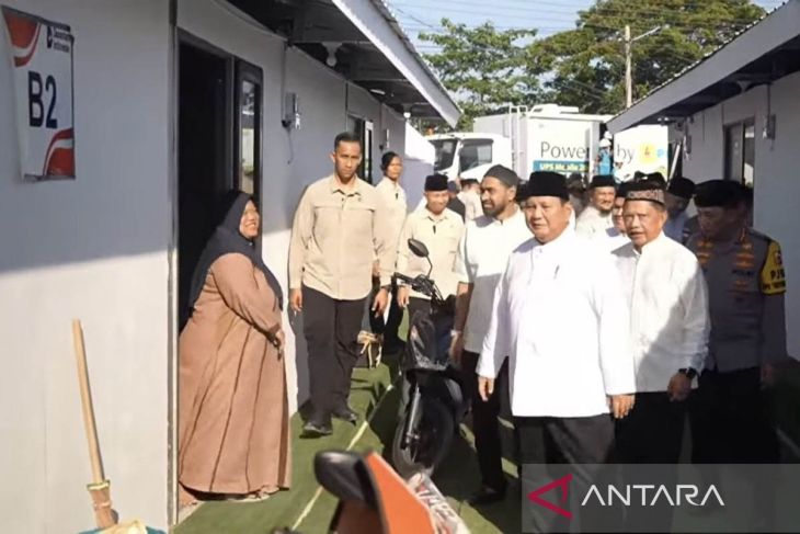 Presiden Prabowo tinjau huntara korban bencana di Aceh Tamiang