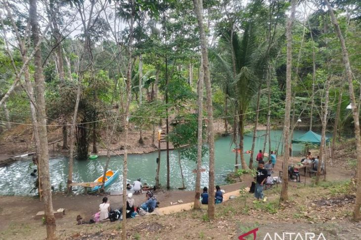 Nikmati wisata alam di bawah bukit, pengunjung padati Aik Biru Bukit Senja
