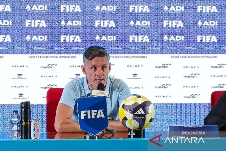John Herdman main sepak bola bersama warga di Lombok usai FIFA Series 2026