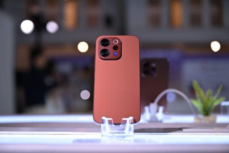 Gahar! Vivo V70 RAM 12GB/512GB Meluncur, Bawa Fitur Kamera 'Sultan' Seri X ke Kelas V
