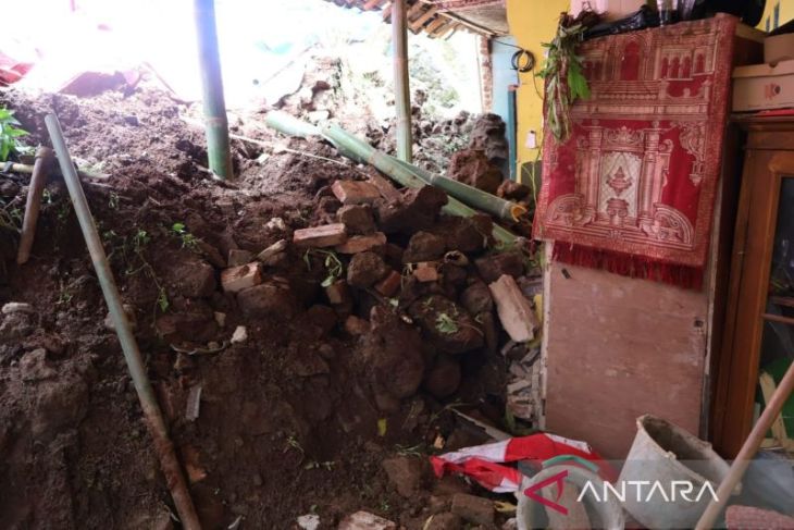 1 rumah rusak berat dan 7 terancam akibat longsor di Sumedang
