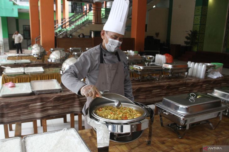 Uji coba MBG prasmanan di Malang