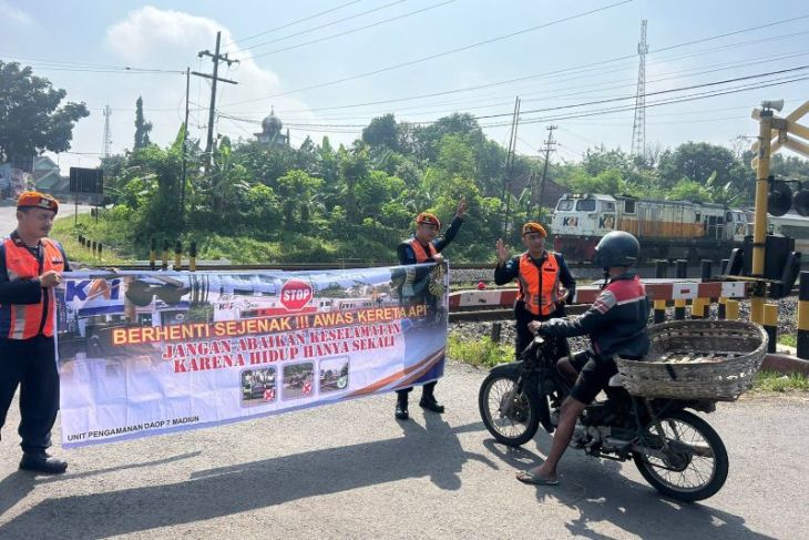 Daop 7 Madiun konsisten edukasi keselamatan di perlintasan sebidang