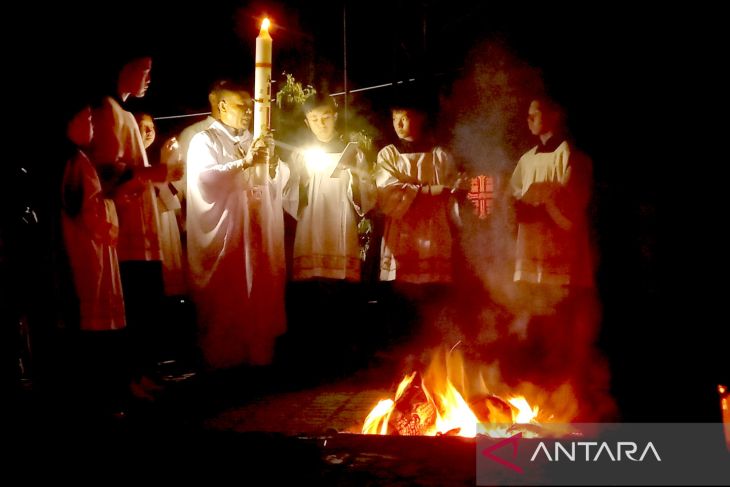 Misa Malam Paskah di Mentok