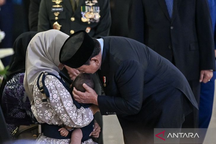 Momen haru Prabowo cium kepala bayi prajurit TNI yang gugur di Lebanon