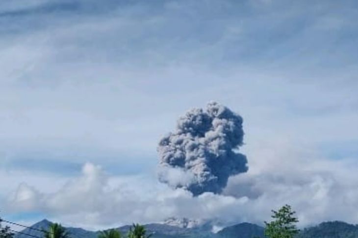 Gunung Dukono meletus lagi, semburkan abu vulkanik setinggi 1.600 meter