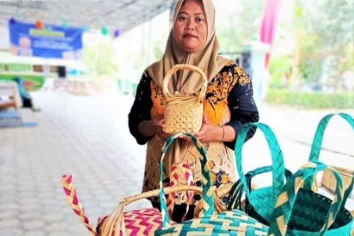 Perajin besek bambu Magetan bertahan ikuti permintaan pasar