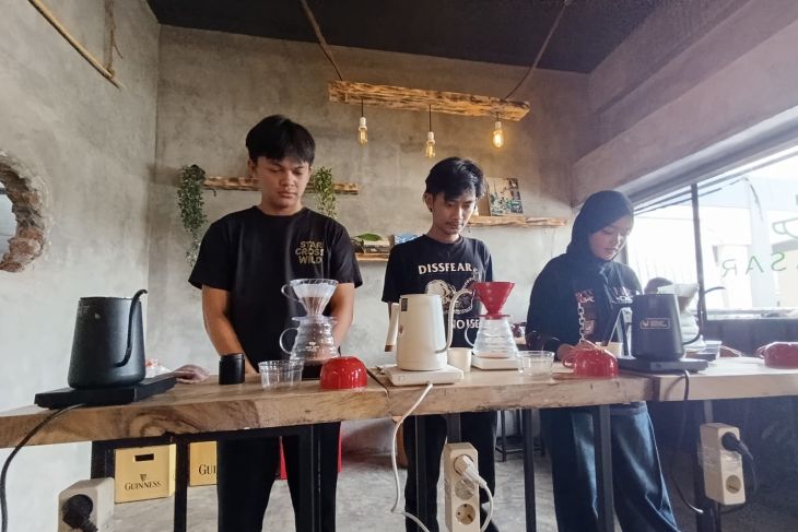 Beri edukasi, sebanyak 36 barista ikuti lomba seduh kopi manual di Blitar