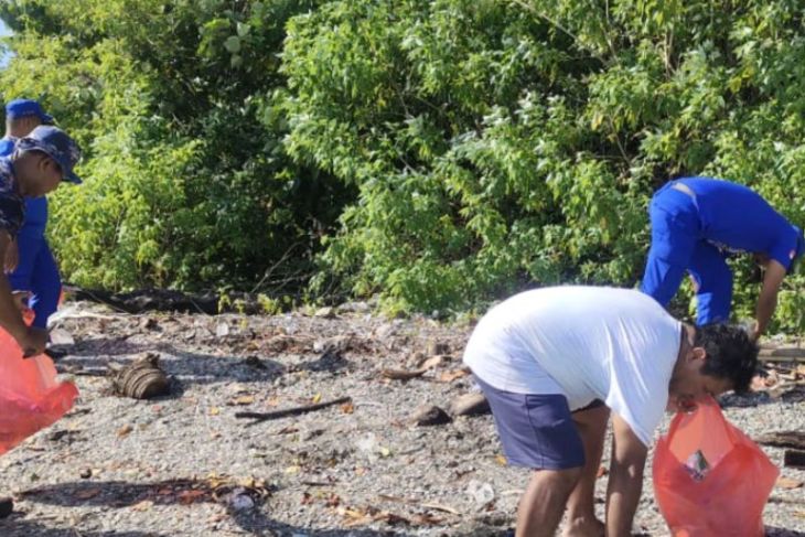 Polairud Polda Maluku angkut 15 kg sampah plastik di Soahuku