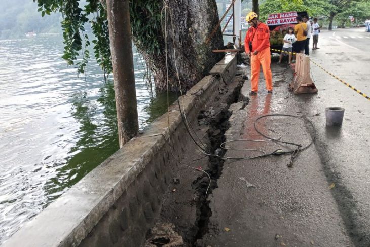 Polisi-BPBD Ponorogo tangani talud ambles di Telaga Ngebel