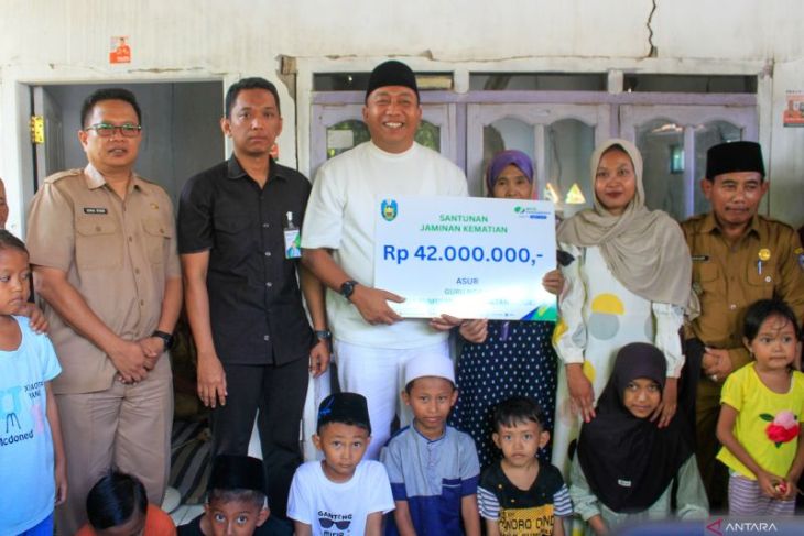 BPJS-TK berikan santunan kematian kepada keluarga guru ngaji Situbondo