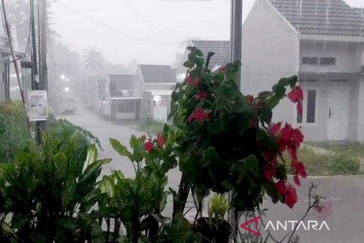 Kamis, BMKG: Waspada hujan lebat sejumlah wilayah RI akibat siklonik
