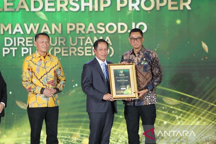 Dirut PLN raih penghargaan Green Leadership diajang PROPER KLH 2025