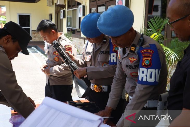 Polres Bangka Tengah periksa senpi anggota cegah penyalahgunaan