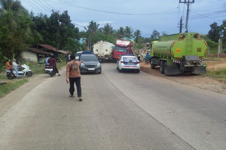 Dua kendaraan truk tronton alami kecelakaan