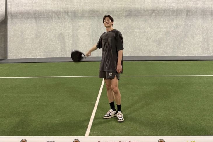 Ji Chang Wook main padel saat tiba di Indonesia