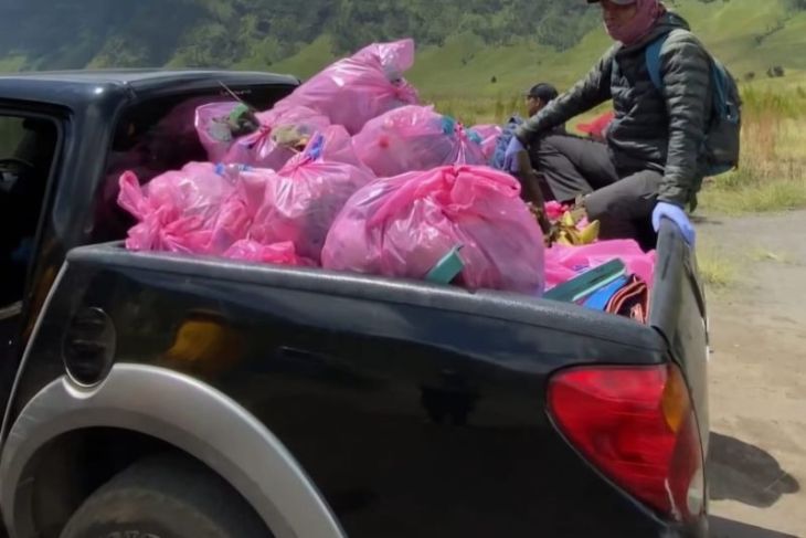 TNBTS ajak wisatawan di Bromo terapkan gerakan "bawa turun sampahmu"