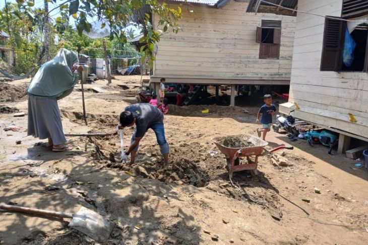 Warga Pidie Jaya kembali bersihkan rumah pasca banjir berulang, harap tanggul permanen segera