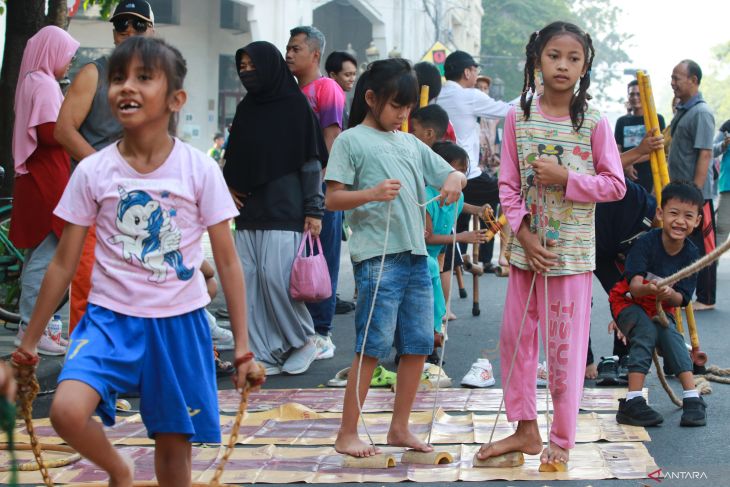 Main bareng tanpa gawai di Surabaya