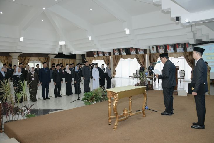 Wabup HSS lantik 13 pejabat untuk tingkatkan kinerja organisasi dan pelayanan