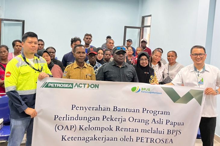 BPJAMSOTEK Mimika serahkan kartu kepesertaan program CSR Petrosea