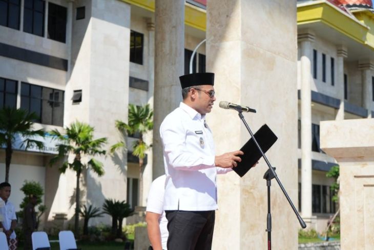 Kotabaru Deputy Regent hands over 872 civil servants decrees