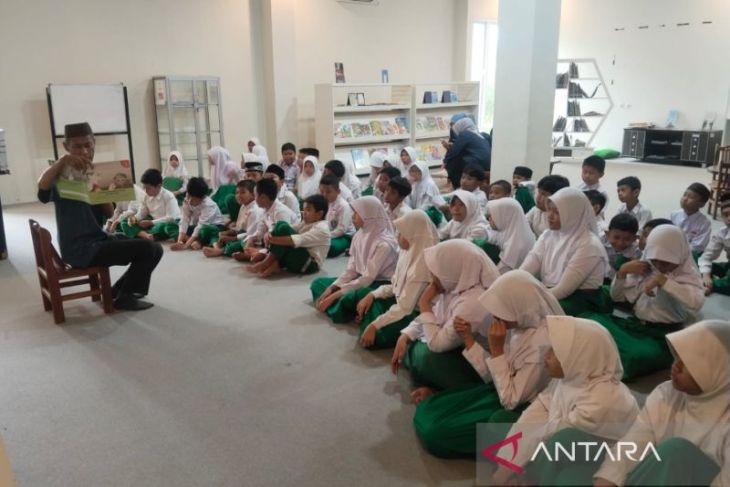 Perpusda Bangka Barat gandeng komunitas ajari anak membaca nyaring