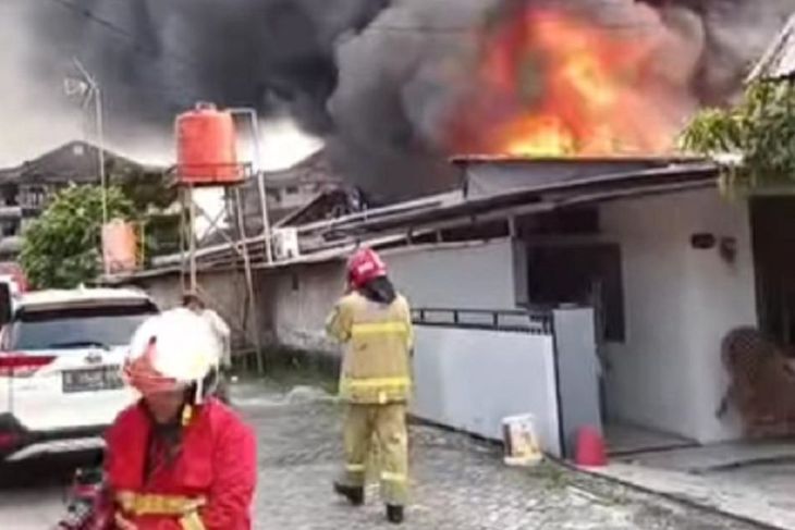 Rumah di Asrama Polri Ciledug Tangerang terbakar