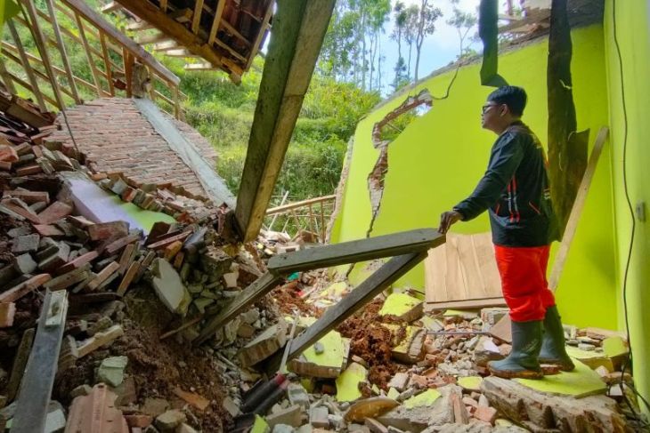 BPBD tangani dampak longsor terjang pemukiman di Nawangan Pacitan