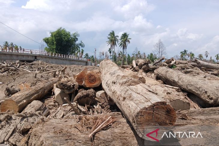 Berdamai dengan maut, pilihan getir warga di zona merah bencana