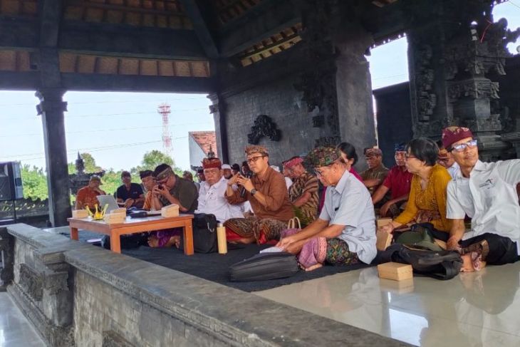 Buleleng minta desa adat kelola sampah dari sumber