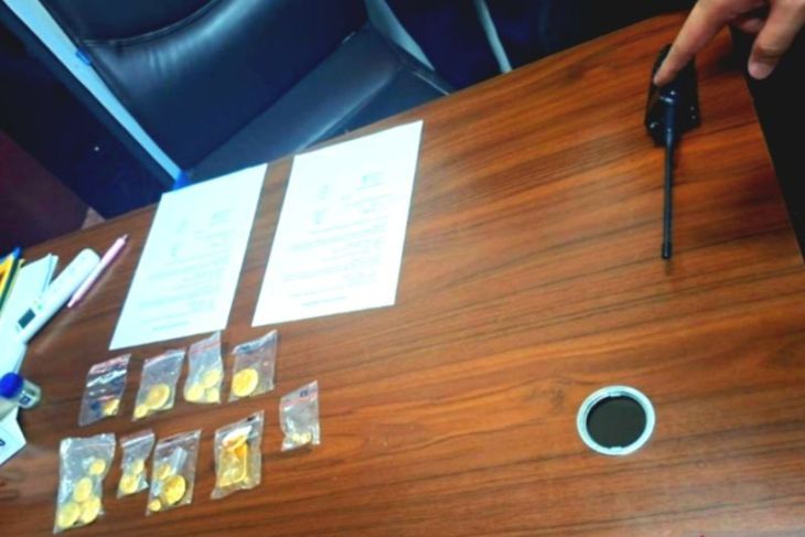 Petugas Bandara Djalaluddin gagalkan pengiriman 1,3 kg emas ilegal