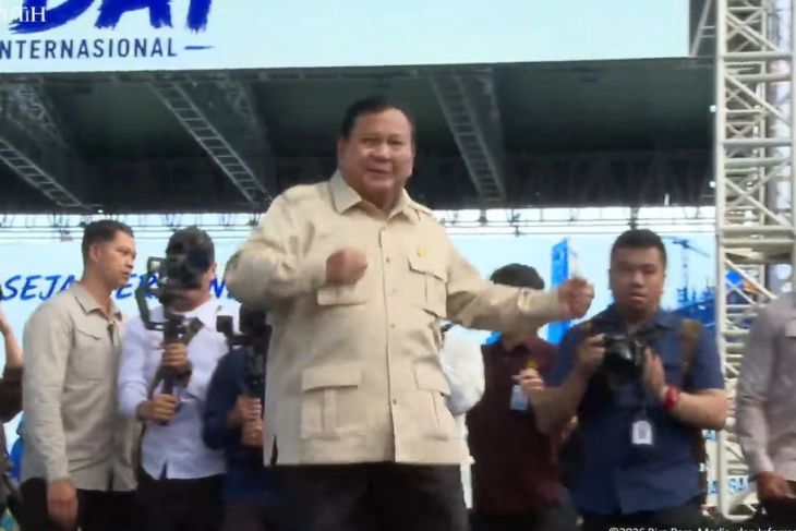 Prabowo lempar topi hingga joget di panggung pada puncak Hari Buruh