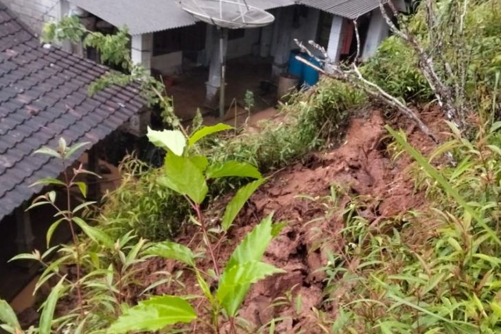 Longsor rusak empat rumah di Pacitan