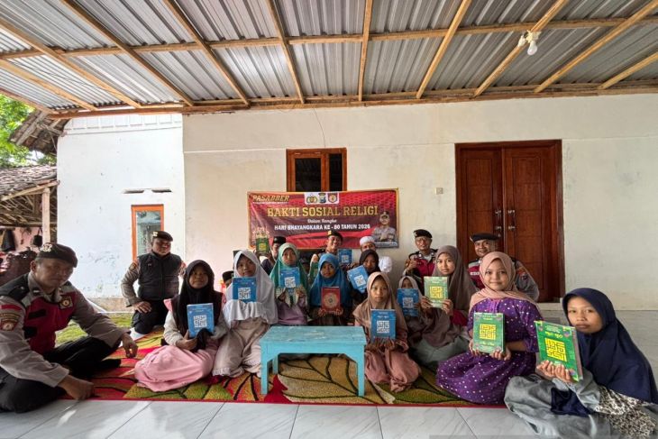 Polres Situbondo bagikan Al Quran kepada santri lewat Program Pasabber