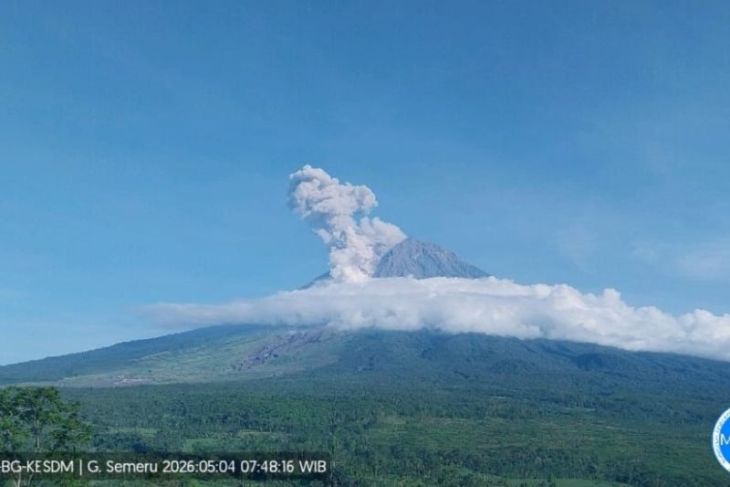 Semeru alami erupsi disertai awan panas guguran sejauh 2 km